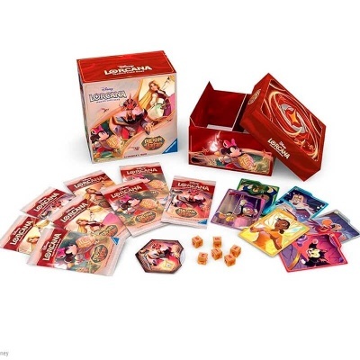 Jogo de tabuleiro com caixa vermelha, cartões ilustrados, dados laranja e cartas coloridas