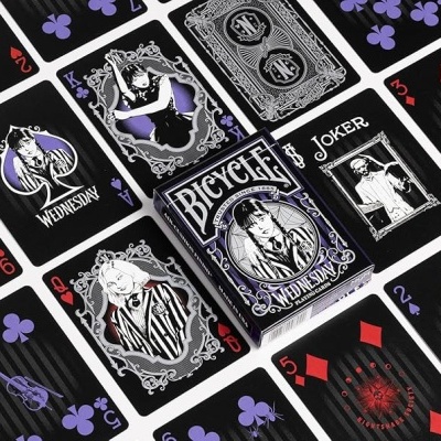 Cartas de baralho Bicycle Wednesday sobre mesa com caixa ao centro