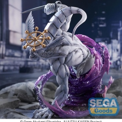Estátua de figura muscular cinzenta com asas e roda dourada no rosto, líquido roxo, fundo urbano
