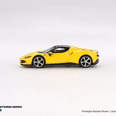 Miniatura de carro desportivo amarela com detalhes pretos e rodas prateadas em fundo branco.