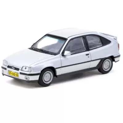Miniatura de carro Opel Kadett GSi prata sobre fundo branco
