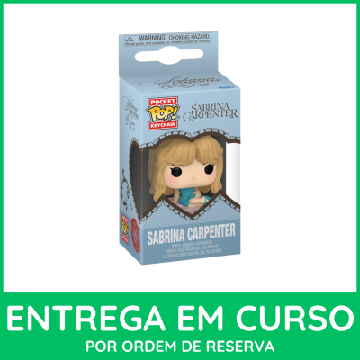 Chaveiro POP Sabrina Carpenter numa embalagem azul com texto e aviso, fundo verde com texto branco