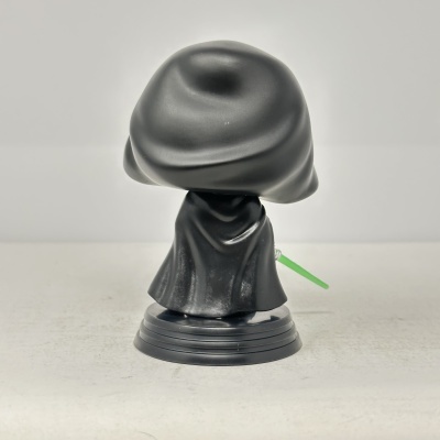Figura Funko Pop com capa preta e espada de luz verde