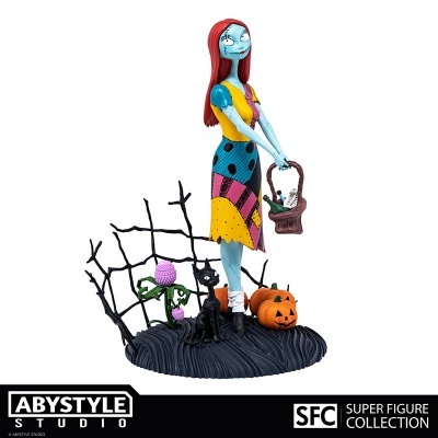Figura de Sally do filme com vestido colorido e acessórios em base preta