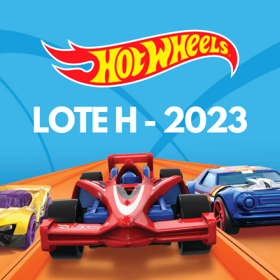 Logotipo Hot Wheels com três carros de brinquedo numa pista laranja sobre fundo azul, texto LOTE H - 2023