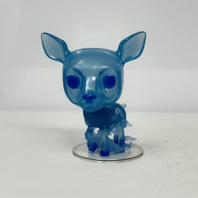 Figura azul translúcida de veado em base transparente