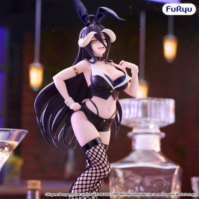 Figura colecionável de personagem feminina com fantasia coelho e meias de rede