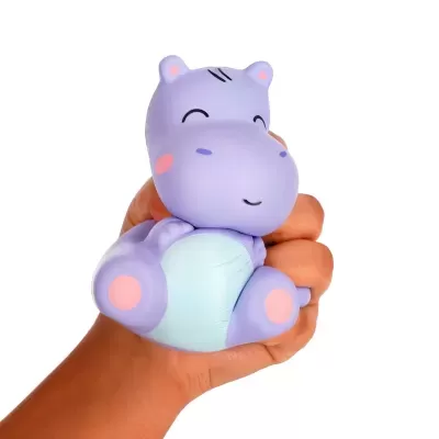 Brinquedo anti-stress hipopótamo lilás com barriga azul claro nas mãos