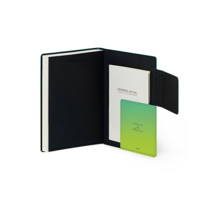 Caderno preto aberto com livrinho e cartão colorido interior