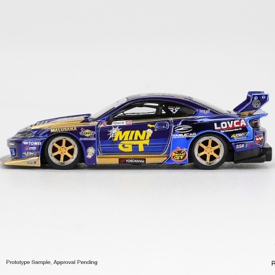 Miniatura de carro de corrida azul metálico com jantes douradas e adesivos coloridos