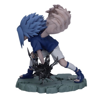 Figura de personagem com cabelo azul, roupa azul e branca, mão gigante e base verde