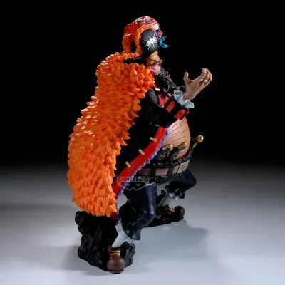Figurina de personagem anime com capa laranja, chapéu preto e roupas pretas e vermelhas
