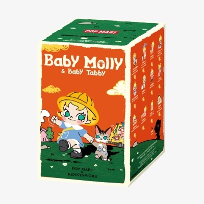 Caixa colorida de figura Baby Molly & Baby Tabby com ilustração da menina e gato