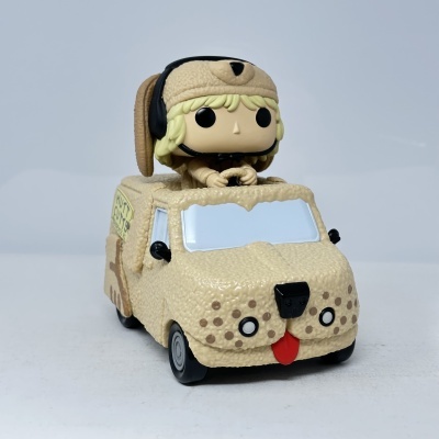 Figura Funko Pop a conduzir carro decorado como cão bege com texto MUTT CUTS no lado