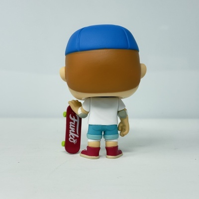 Figura Vinil com Boné Azul e Skate Vermelho Funko vista de costas