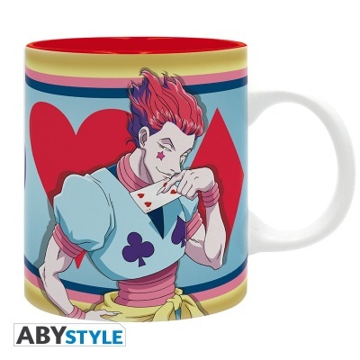 Caneca branca com personagem de anime e símbolos de cartas