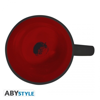 Caneca preta com interior vermelho e desenho no fundo