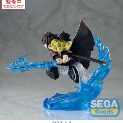 Figura colecionável de personagem masculino com manto preto e padrão amarelo-esverdeado segurando espada com efeito azul