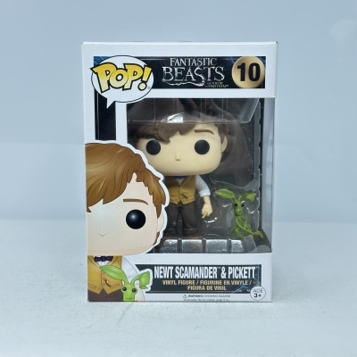 Funko Pop Newt Scamander & Pickett numa caixa de vinil com janela transparente.