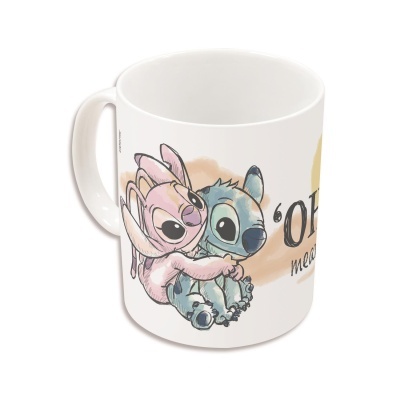 Caneca branca com ilustração de personagens de desenho animado rosa e azul abraçados