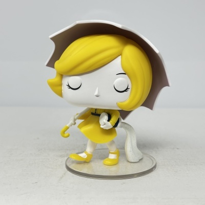 Figura de brinquedo com cabelo amarelo e vestido amarelo segurando um guarda-chuva
