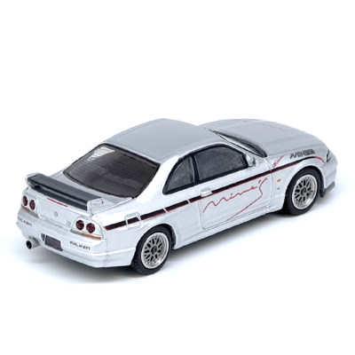 Miniatura de carro desportivo prateado com detalhes em vermelho e preto