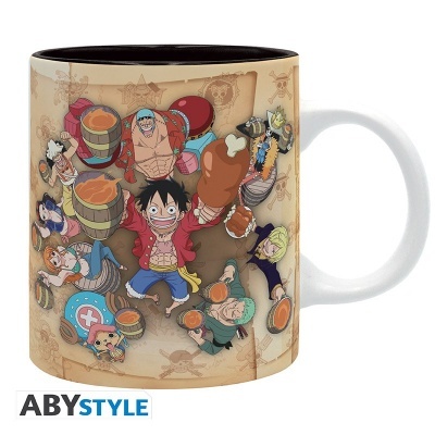 Caneca branca com personagens do anime One Piece em fundo bege com mapas