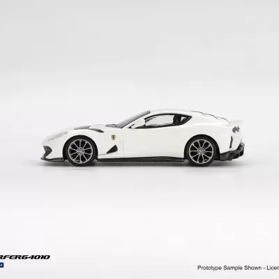 Miniatura de carro desportivo branco com detalhes pretos
