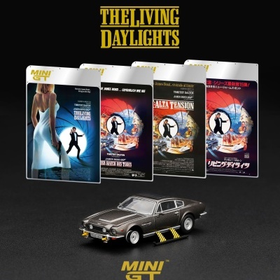 Miniatura de carro clássico cinzento com cartazes de Metal da película James Bond THE LIVING DAYLIGHTS