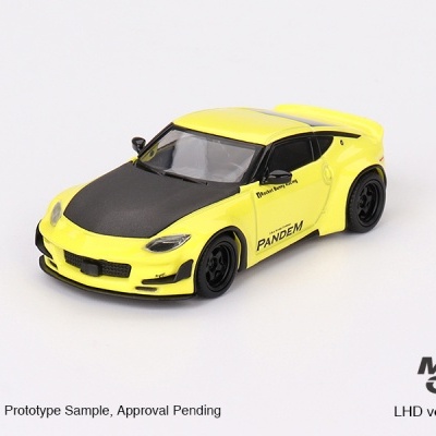 Miniatura de carro desportivo amarelo com capot preto e texto Rocket Bunny Pandem