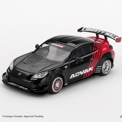 Miniatura de carro desportivo preto e vermelho com texto LIBERTY WALK e ADVAN