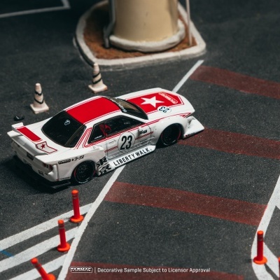 Miniatura de carro de corrida branco e vermelho em pista com cones.