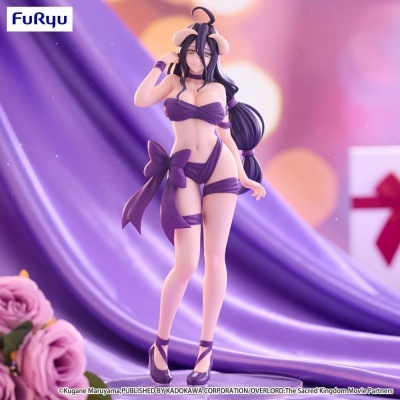 Figura colecionável feminina com roupa roxa e cabelo preto sobre fundo lilás com tecido brilhante