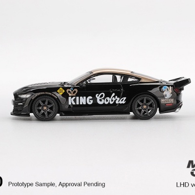 Miniatura de carro desportivo preto com texto KING Cobra em branco