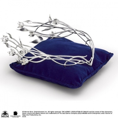 Coroa prateada com design de ramos sobre almofada azul de veludo