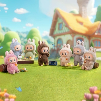 Bonecos de brinquedo em fatos peludos com orelhas de coelho num cenário exterior com casa e acessórios