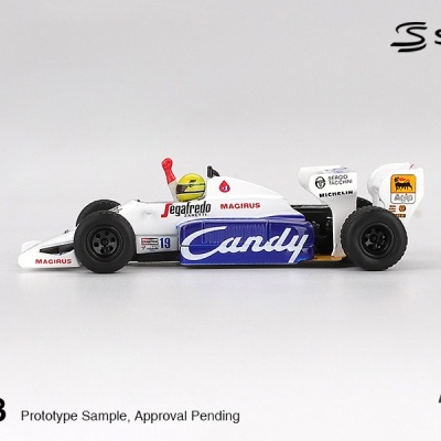 Miniatura de carro de corrida branca com logo Candy azul e marcas várias