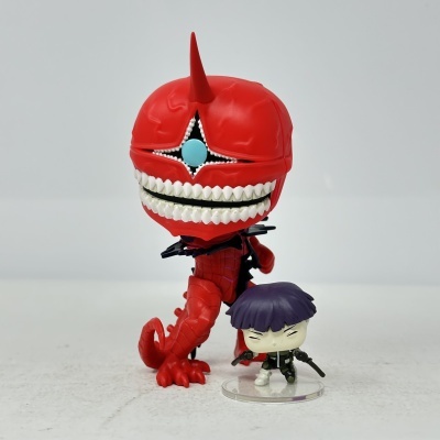 Duas figuras de ação colecionáveis em vinil, uma vermelha com dentes e olhos azuis, outra com cabelo roxo e armas.