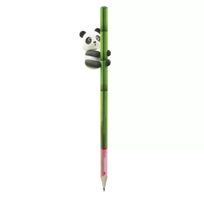Lápis verde com ornamento de panda agarrado em fundo branco