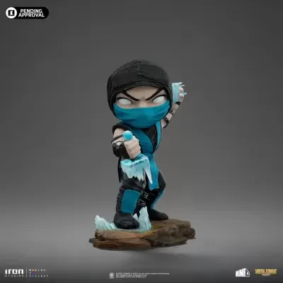Figura colecionável estilizada de personagem com máscara azul e roupas pretas com efeitos de gelo