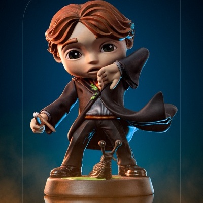 Figura colecionável de Harry Potter com túnica preta e varinha em base redonda.