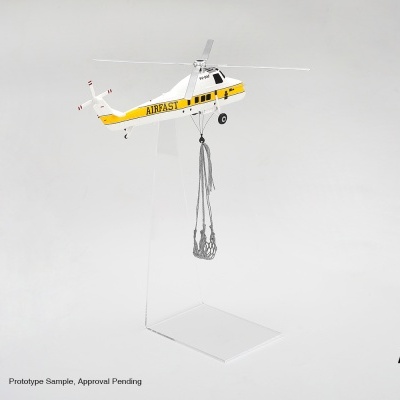 Miniatura de helicóptero branco e amarelo com base transparente e rede suspensa