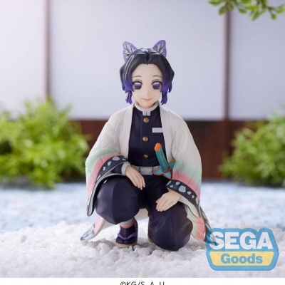 Figura colecionável de anime com uniforme azul-escuro e capa branca com detalhes rosa e azul