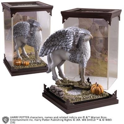 Estatuetas de Buckbeak em caixas de vidro com base castanha e figura detalhada de grifo cinzento.