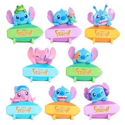 Figuras de personagens Stitch da Disney em pranchas coloridas com logotipo Stitch.