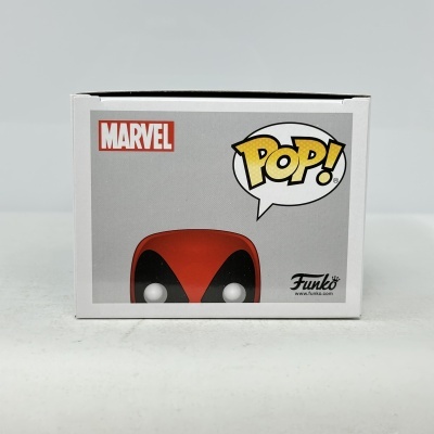 Caixa Funko Pop Marvel com personagem vermelha e preta