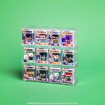 Figuras Funko Pop de personagens de banda desenhada em caixa transparente com fundo verde