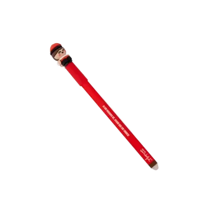 Lápis vermelho com personagem decorativa no topo e texto branco no corpo