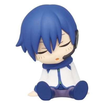 Boneco de personagem com cabelo azul, cachecol azul, camisa branca, calças lilás, e auscultador sentado