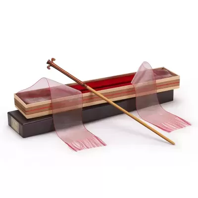 Cabo de madeira com cabeça de gancho e faixa cor-de-rosa dentro de caixa retangular colorida